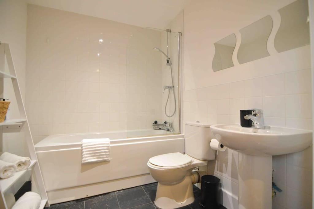 Cosy, Centrally Located Studio With Gated Parking! Loughborough Bagian luar foto