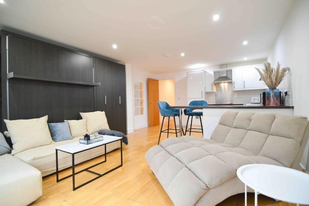 Cosy, Centrally Located Studio With Gated Parking! Loughborough Bagian luar foto