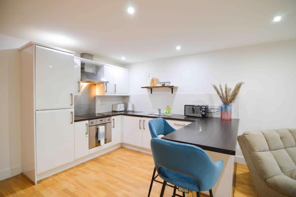 Cosy, Centrally Located Studio With Gated Parking! Loughborough Bagian luar foto
