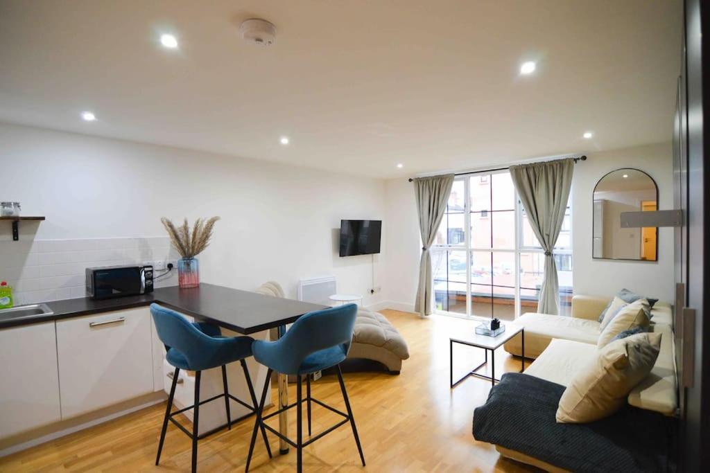 Cosy, Centrally Located Studio With Gated Parking! Loughborough Bagian luar foto